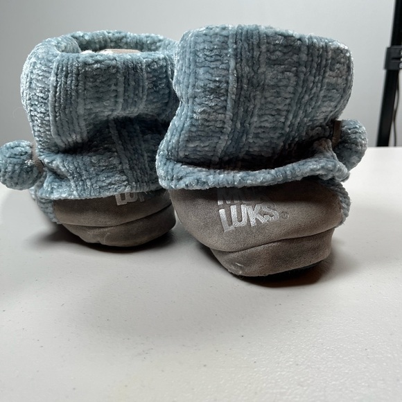 Muk Luks Blue Textured Women's Slippers, size 7-8. - Picture 4 of 5